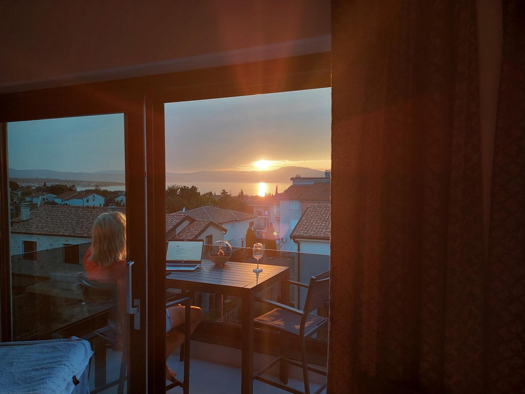 Penthouse Rosa Apartment Малинска Екстериор снимка